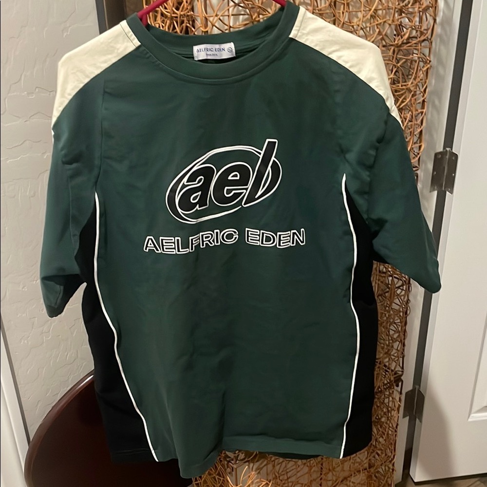 Aelfric Eden Green and White Short Sleeve tee XL fits like a large